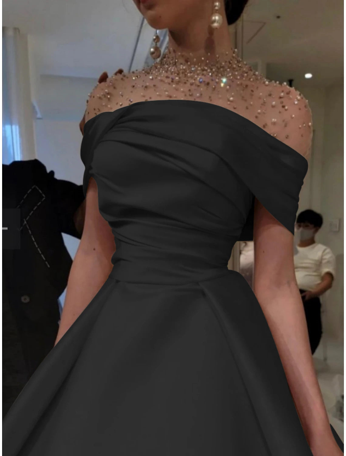 Abito da sera a trapezio, elegante, formale, rosso, verde, lungo, manica corta, scollo a V, in raso con perline arricciate