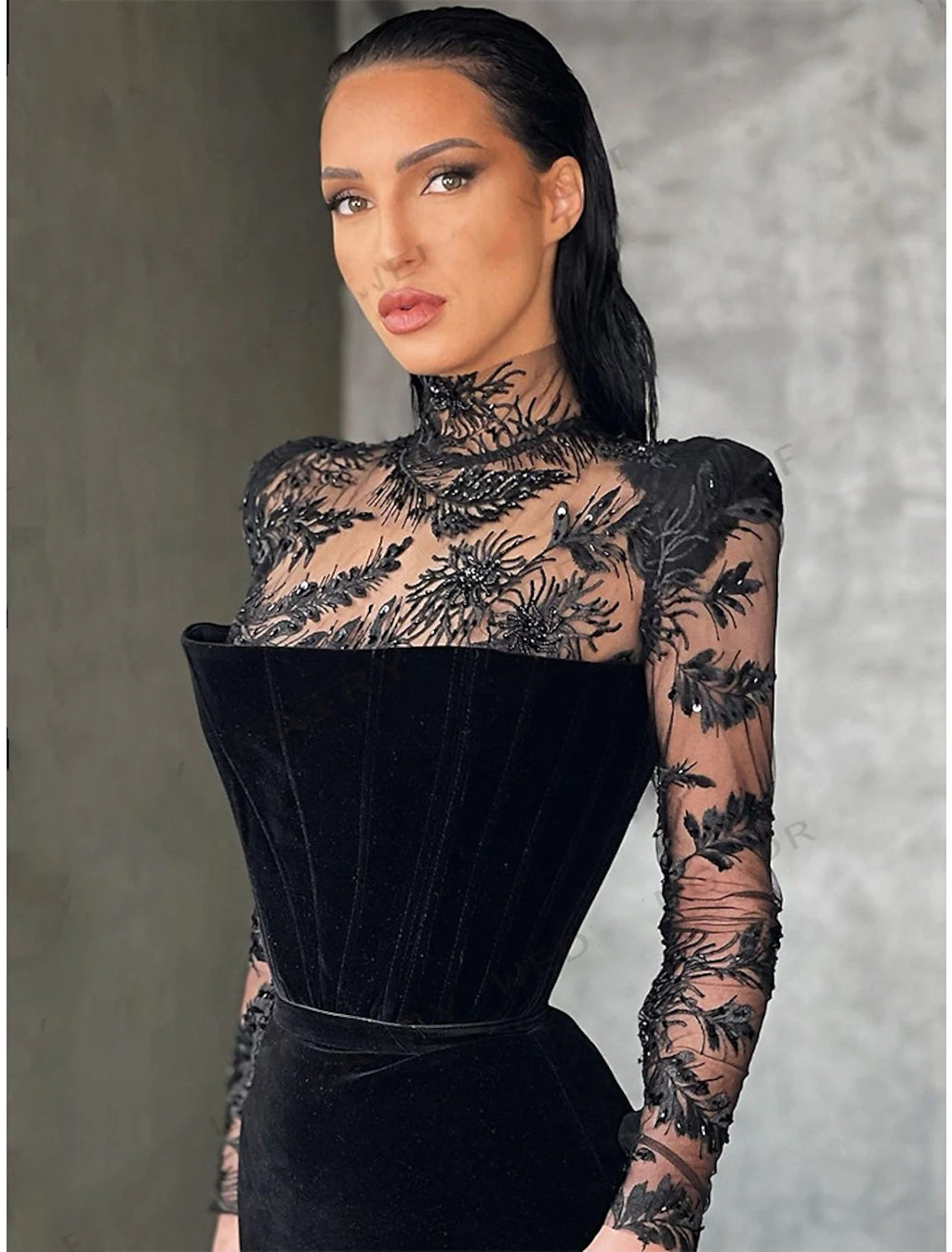 Abito da sera a tubino/colonna, elegante, formale, lungo fino al pavimento, manica lunga, collo alto, in pizzo con spacco