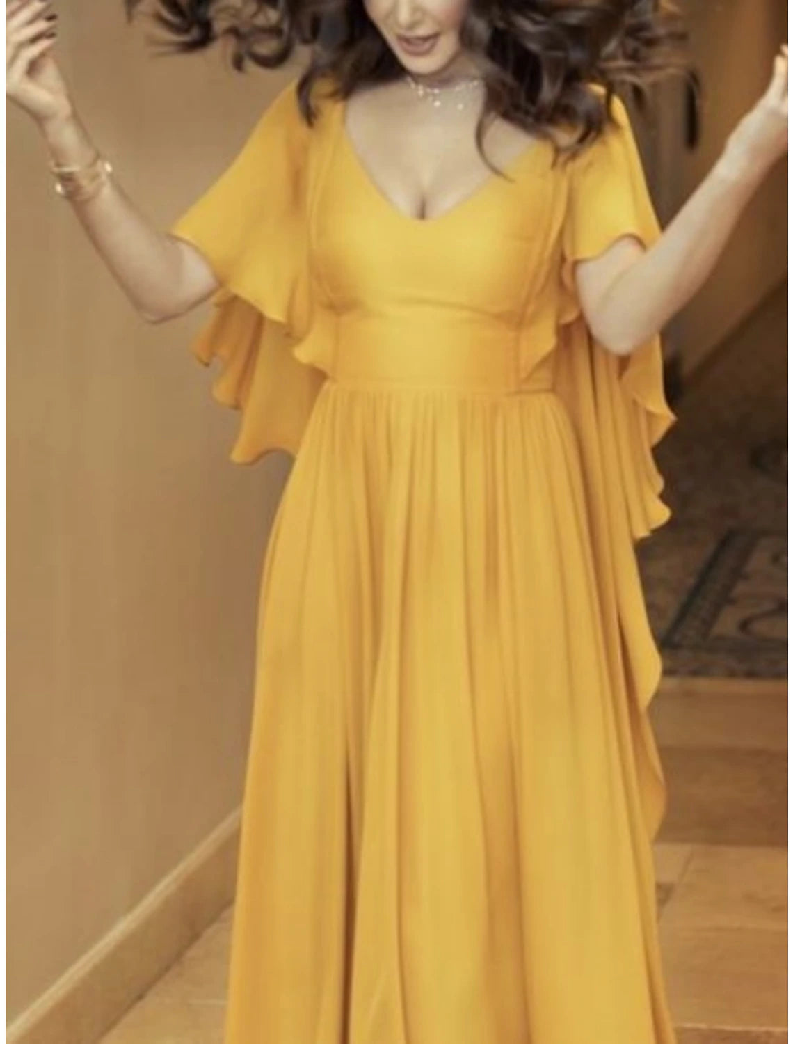 Vestidos de novia con corte tubo/columna, vestido con vuelo, vestido de novia largo hasta el suelo, manga corta, escote en V, gasa con pliegues y volantes