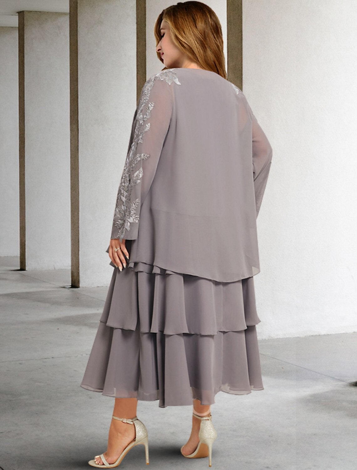 Vestido de dos piezas de corte A para madre de la novia, talla grande, con curvas ocultas en el vientre, elegante, formal, largo hasta la rodilla, sin mangas, cuello joya, gasa con volantes y apliques