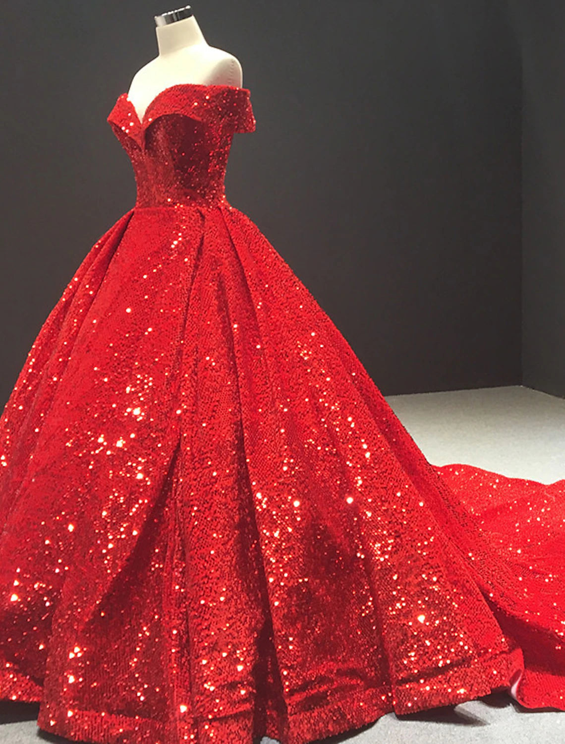 Vestidos de novia con cola de corte, vestido de baile, manga corta, hombros descubiertos, encaje con pliegues y lentejuelas.