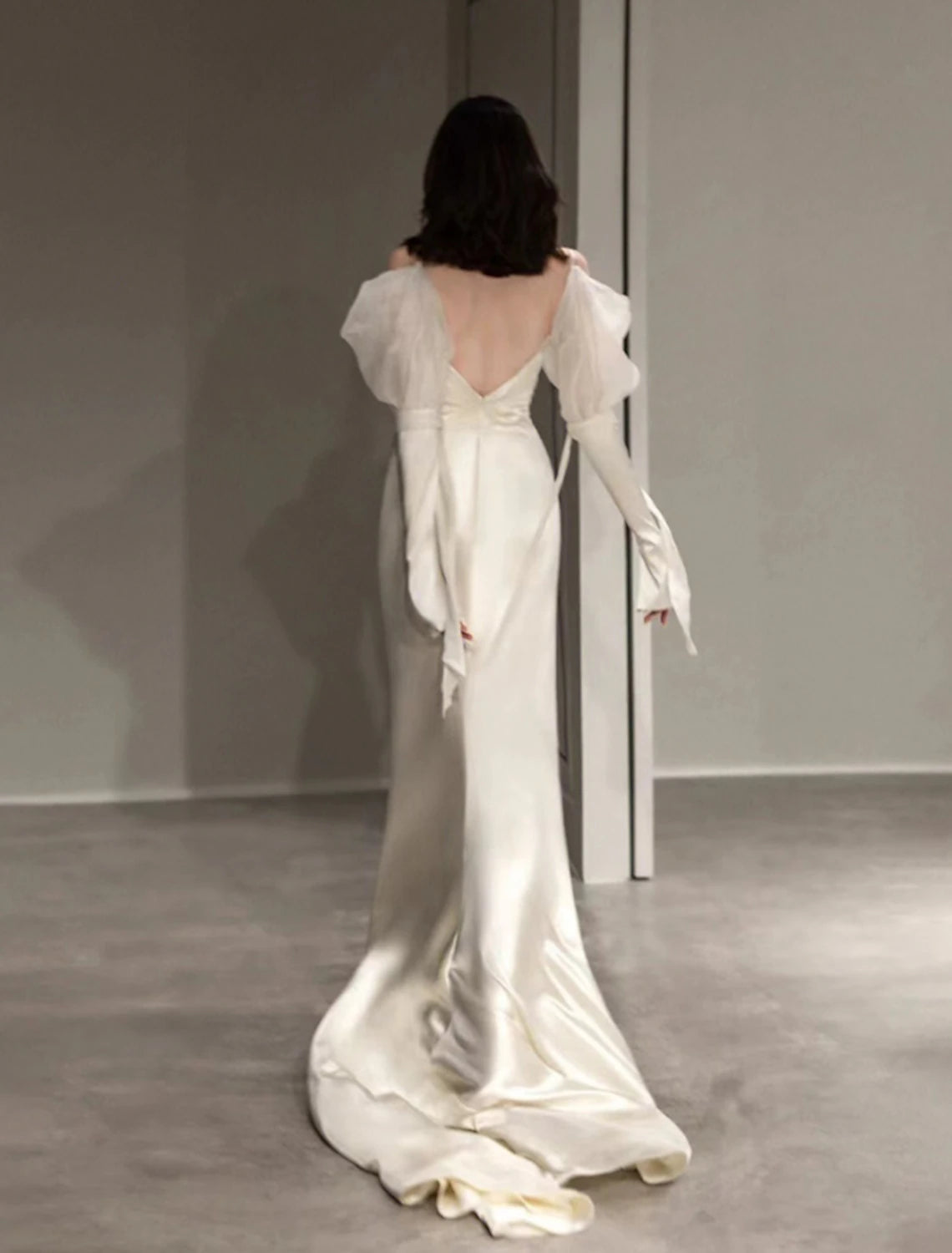 Vestido de noche elegante de sirena/trompeta, formal, de graduación, largo hasta el suelo, manga larga, escote corazón, satén italiano con botones y chal.