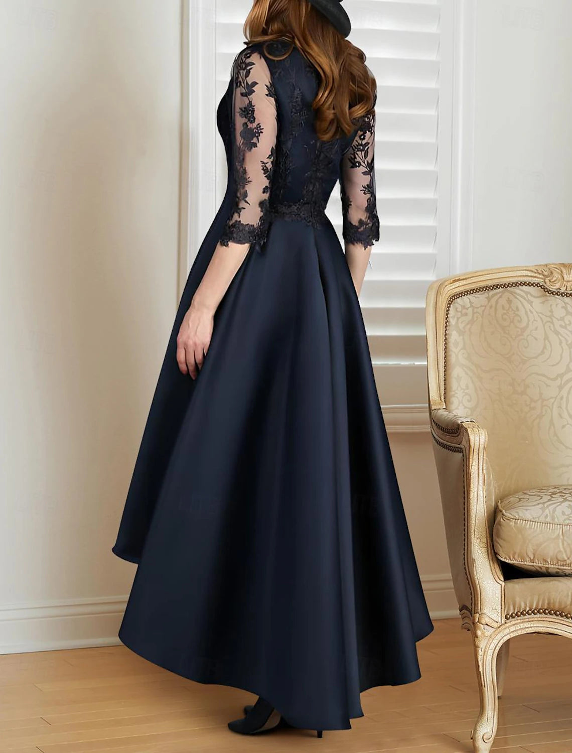 Abito da cerimonia per la madre della sposa, a trapezio, elegante, con scollo a V, in pizzo asimmetrico, in raso italiano, manica a 3/4 con pieghe in pizzo e ricamo.