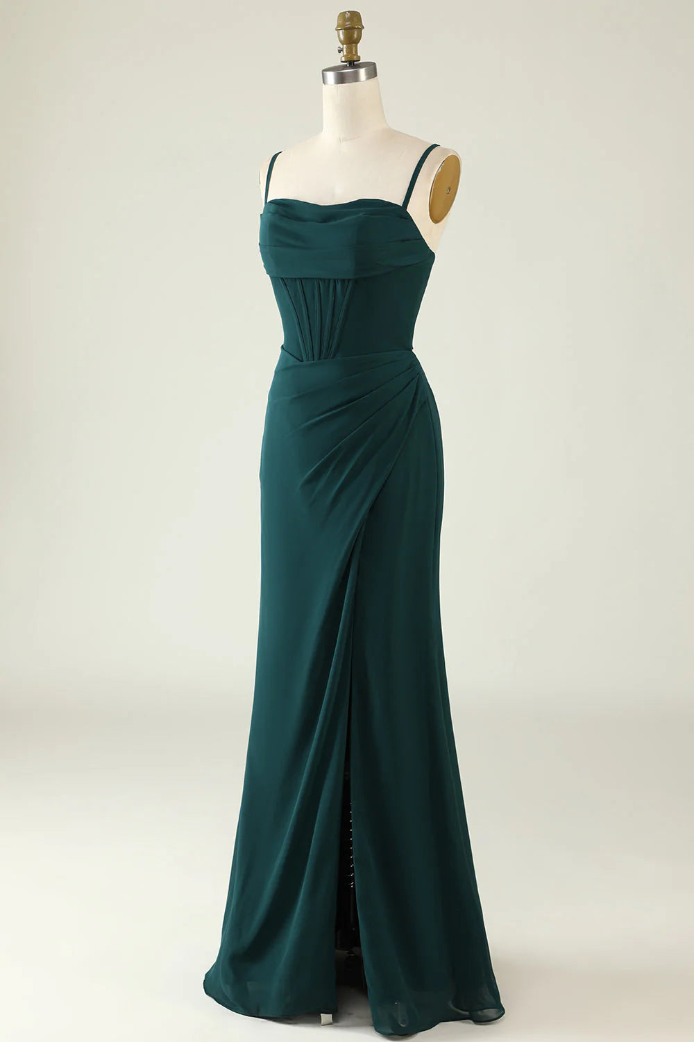 Vestido de invitada de boda largo verde oscuro con abertura frontal, tirantes finos y ajustado