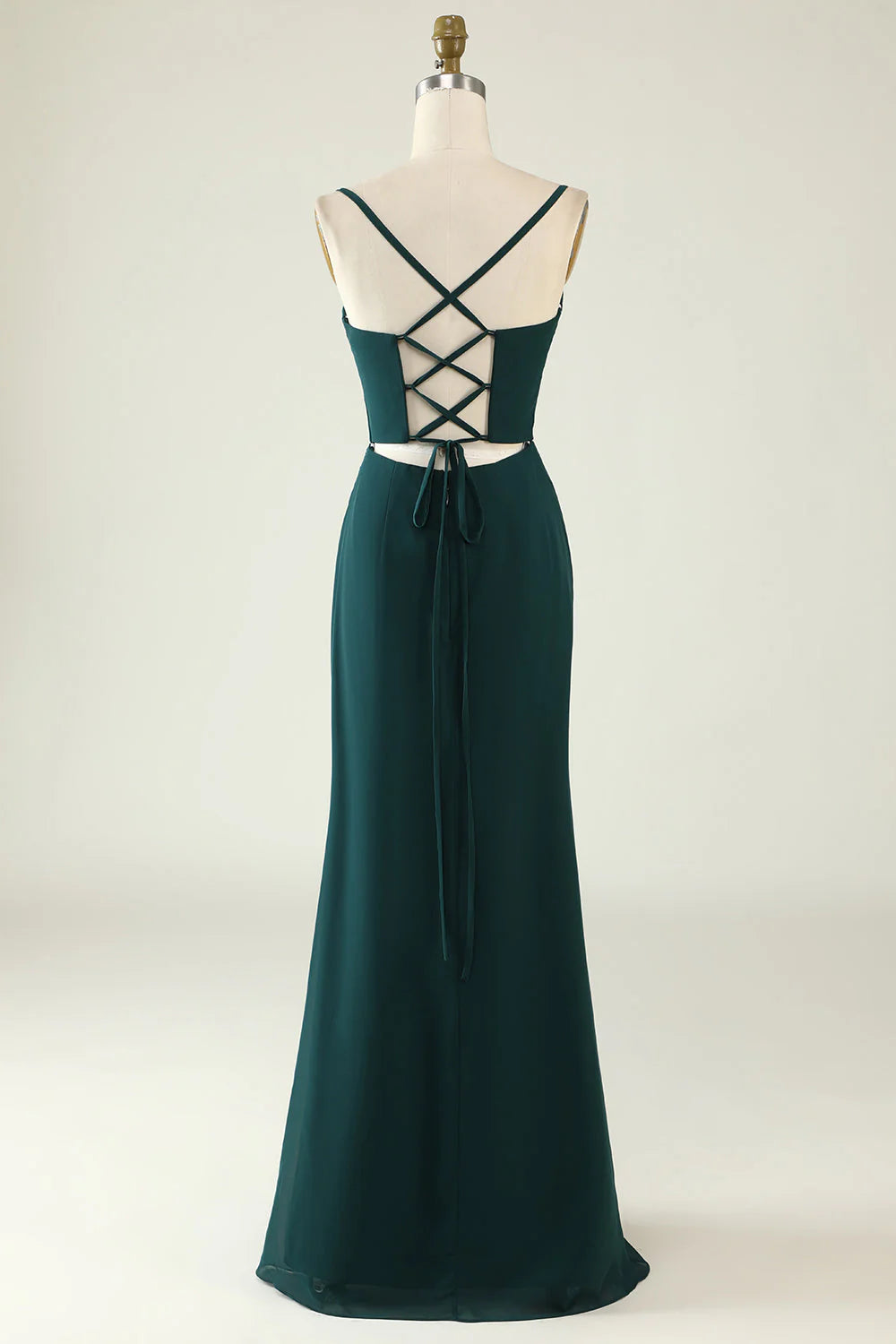 Vestido de invitada de boda largo verde oscuro con abertura frontal, tirantes finos y ajustado