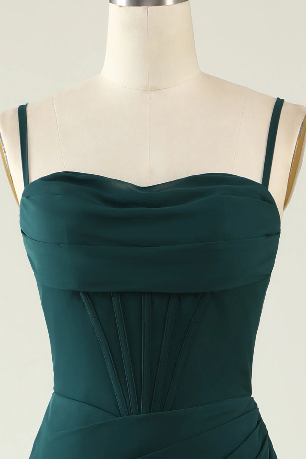 Vestido de invitada de boda largo verde oscuro con abertura frontal, tirantes finos y ajustado