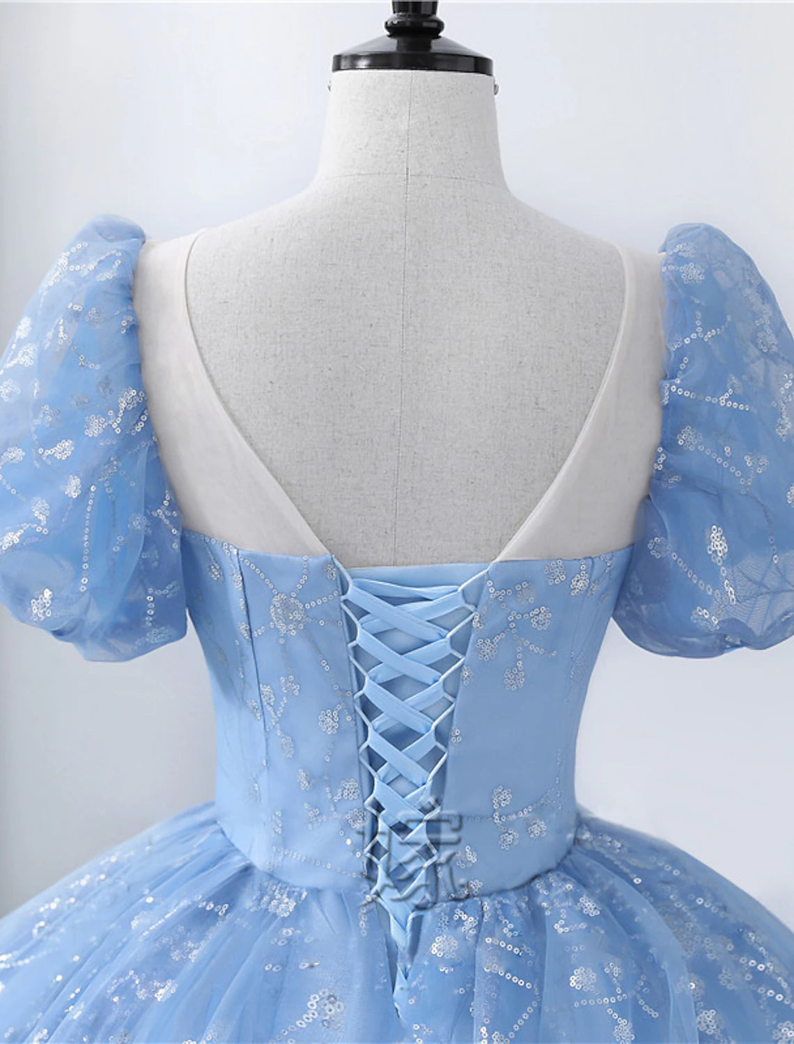 Vestido de quinceañera estilo princesa, largo hasta el suelo, manga corta, escote cuadrado, poliéster con apliques de perlas.