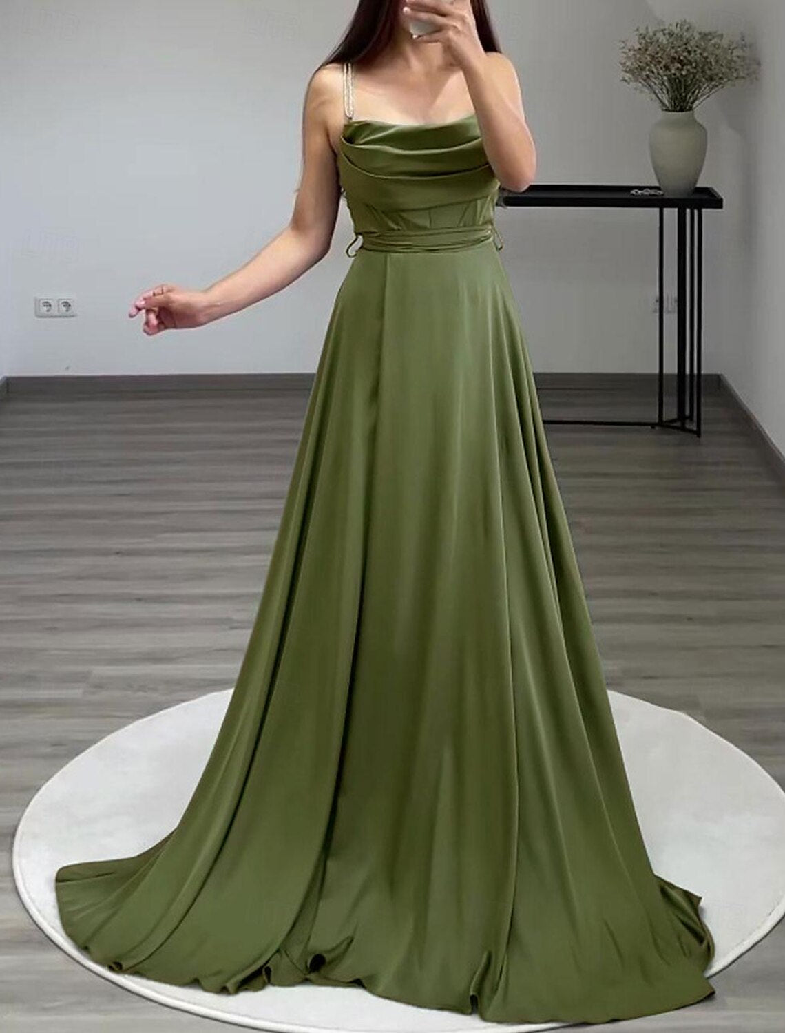 Vestido de noche elegante de corte A, formal, largo hasta el suelo, sin mangas, con tirantes finos, satén italiano con fruncido.