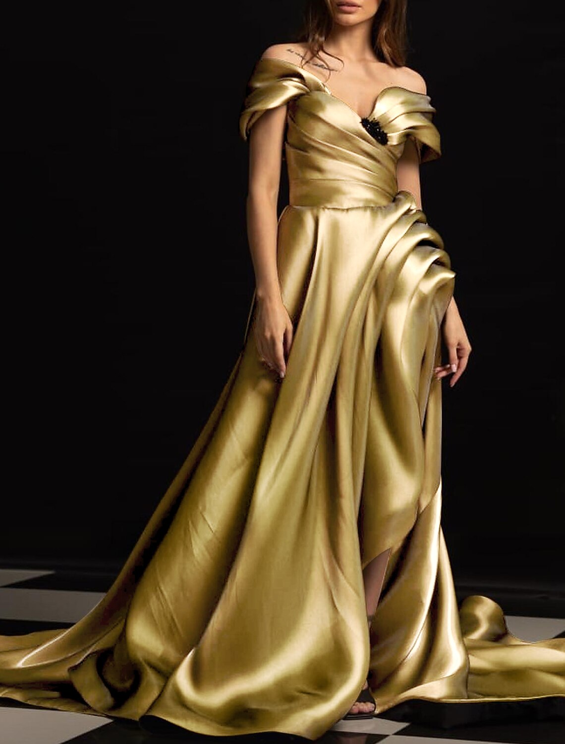 Abito da sera a trapezio, scintillante e brillante, per ricevimento di nozze formale, strascico a cappella, senza maniche, spalle scoperte, in raso con spacco arricciato