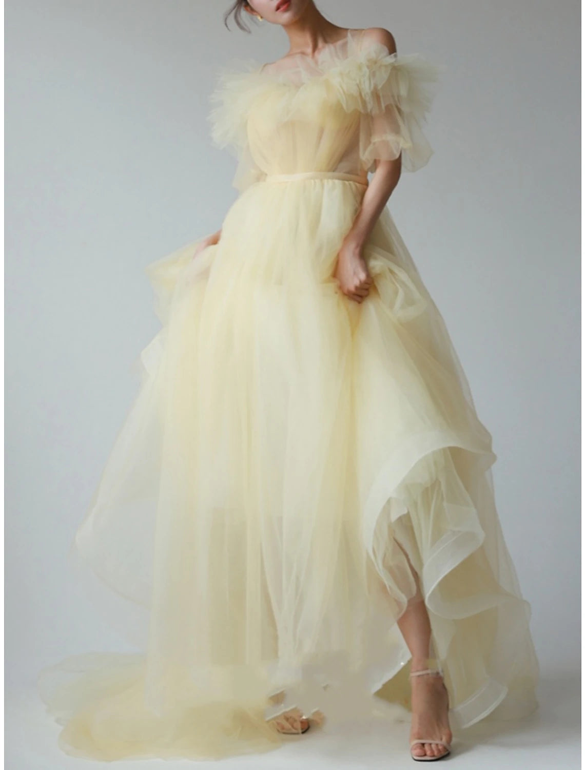 Abito da sera a trapezio, elegante, formale, con strascico a ruota, manica corta, scollo a V, in chiffon con pieghe e volant