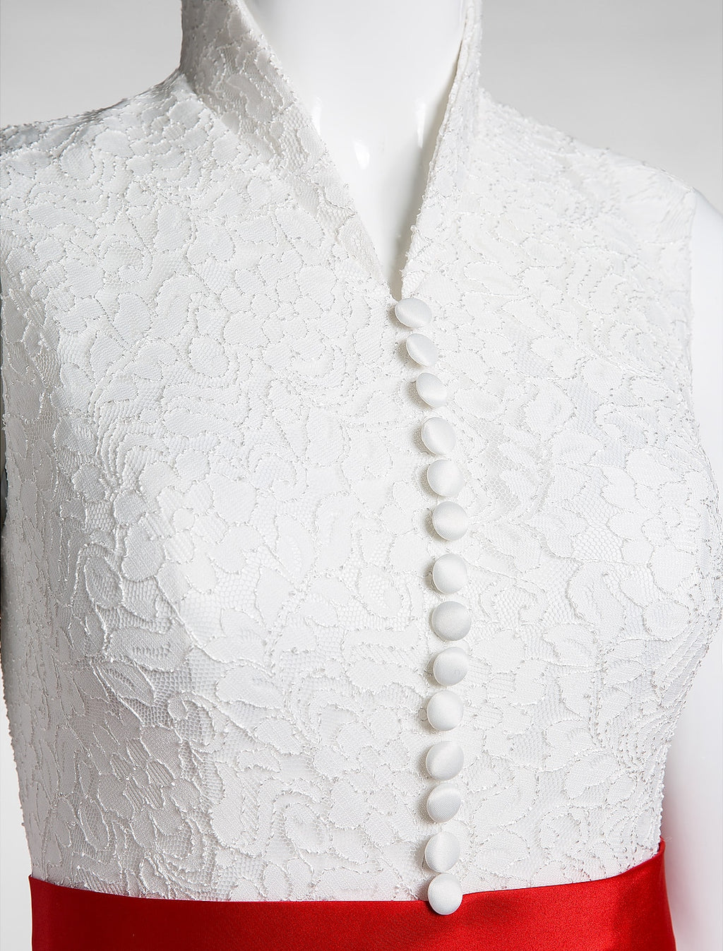 Vestido de gala formal de noche con cuello alto, sin mangas, largo hasta el suelo, de encaje y pliegues, elegante y lujoso, con bloques de color.
