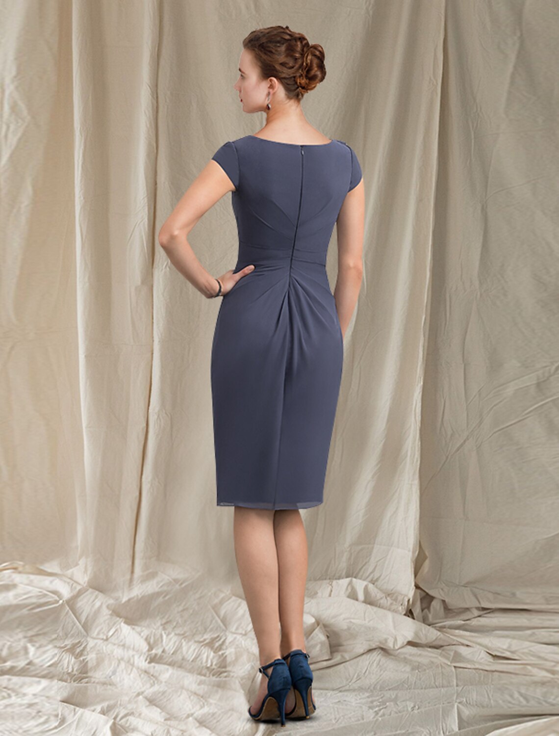 Abito da cerimonia per la madre della sposa, a tubino, con scollo a V, lunghezza al ginocchio, in chiffon, maniche corte, con volant e spilla di cristallo.