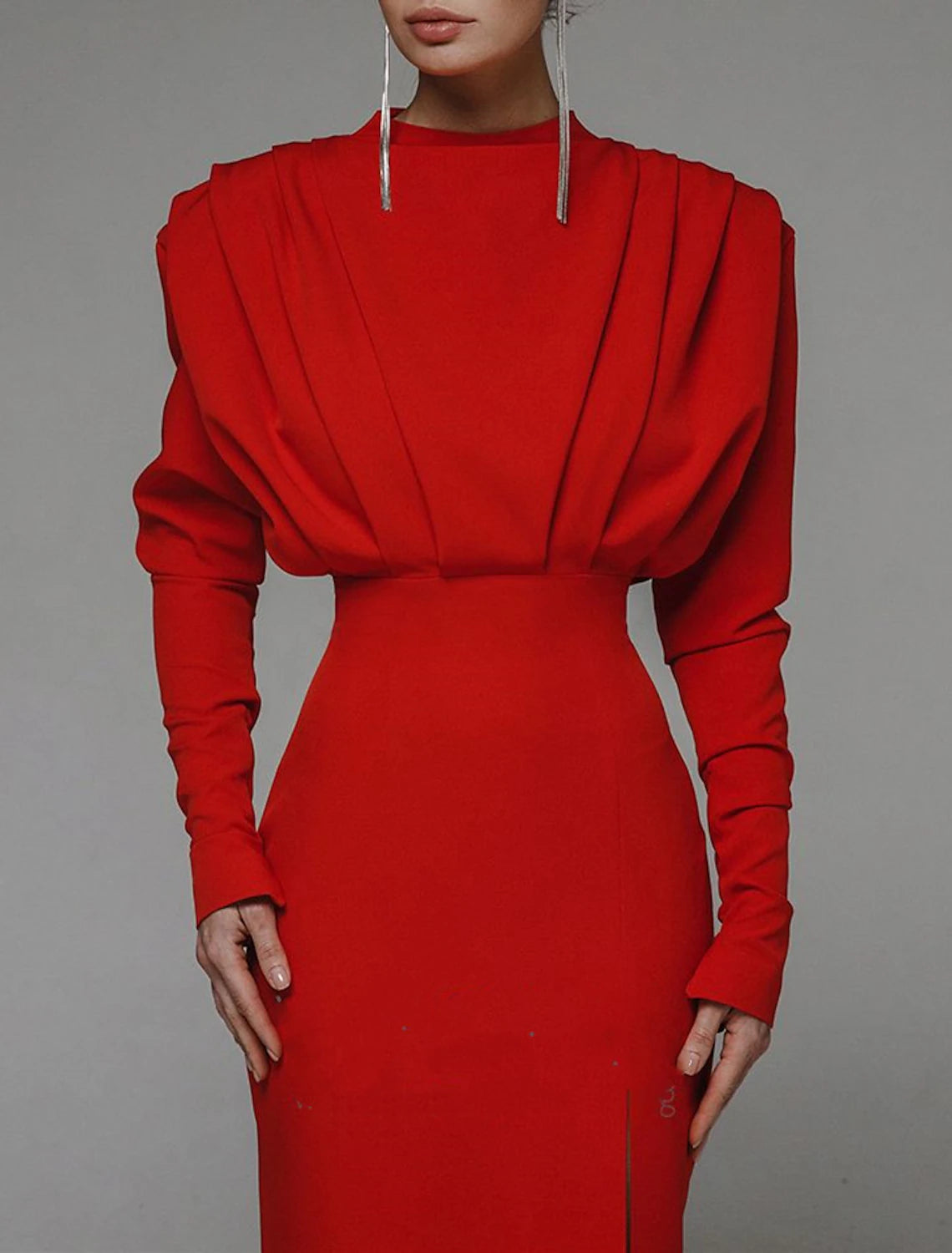 Abito da sera a tubino, elegante, formale, rosso, verde, lungo, manica lunga, collo alto, tessuto con spacco arricciato