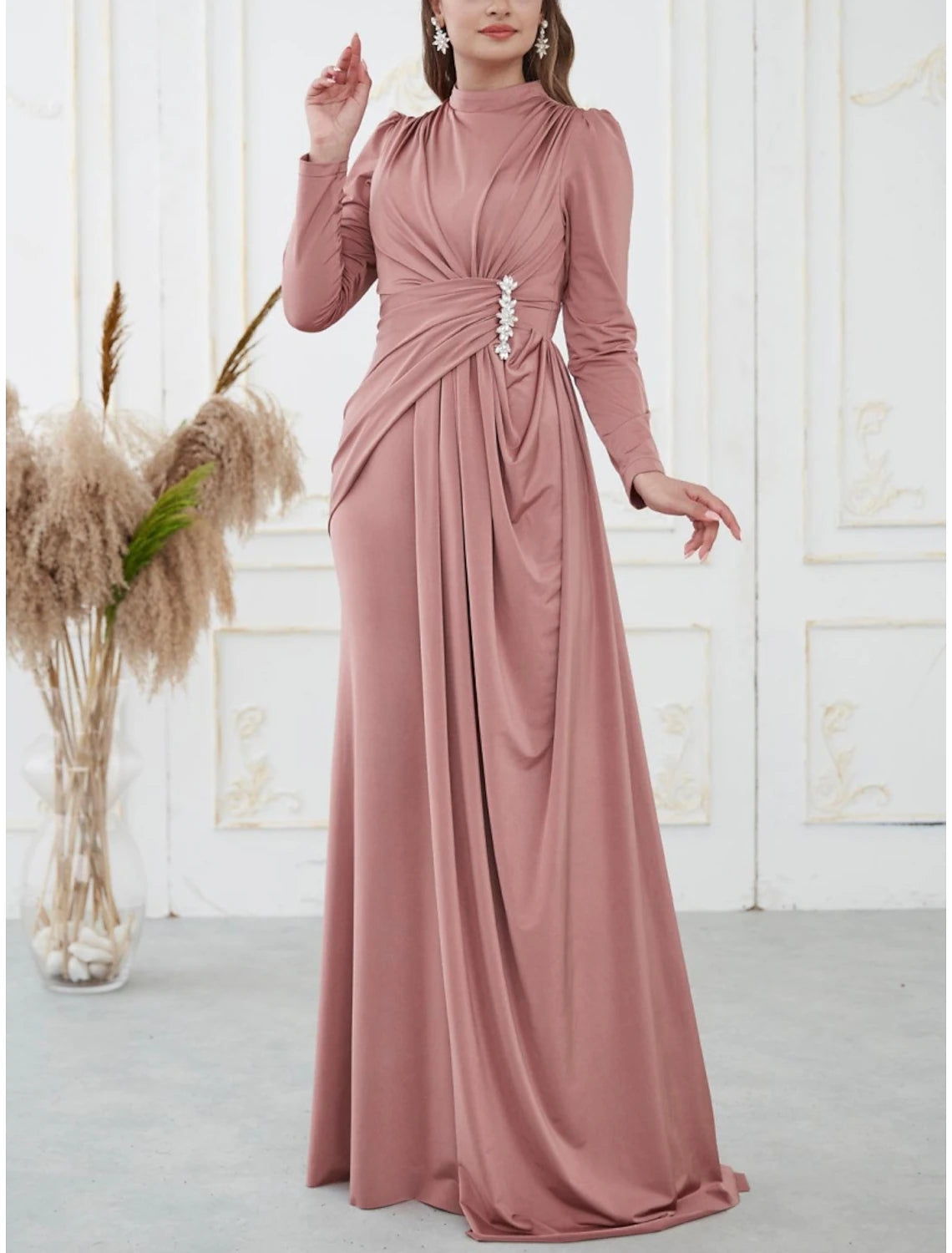 Abito da sera a trapezio, elegante abito nero, abito taglie forti, formale, con strascico a ruota, manica lunga, collo alto, raso con pieghe e paillettes