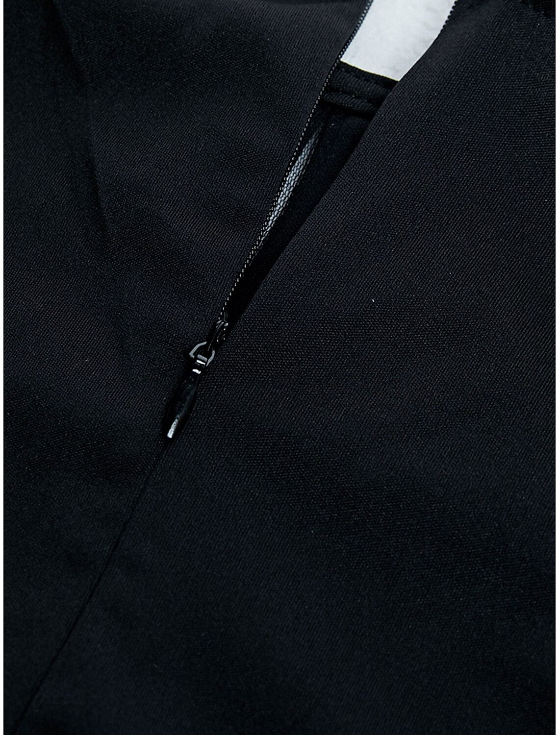 Vestido de noche elegante de corte sirena/trompeta negro, vestido formal de otoño, cola de corte, manga larga, cuello joya, tela con pliegues