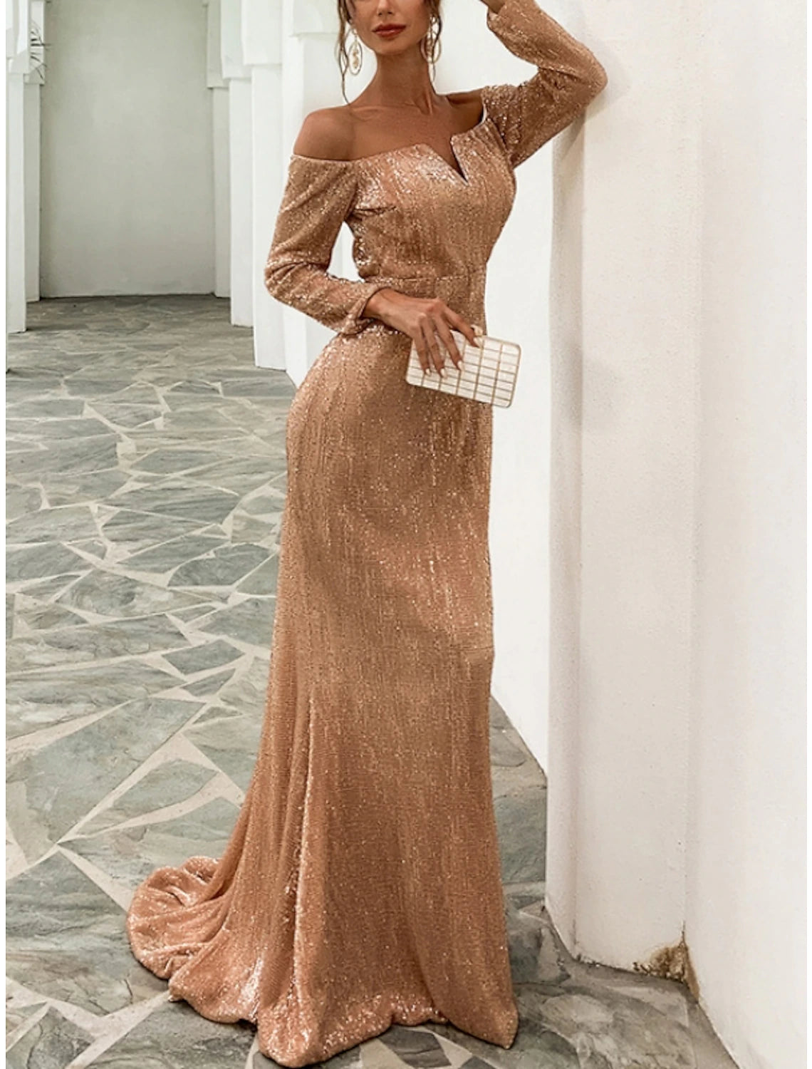 Vestido de noche de sirena/trompeta, negro brillante, formal, de otoño, con cola larga, hombros descubiertos, lentejuelas y pliegues brillantes.