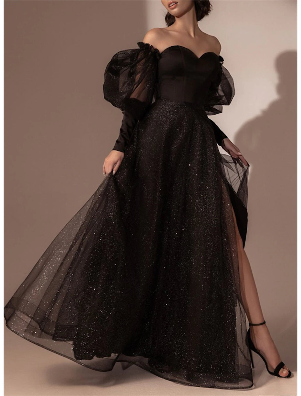 Abito da sera a trapezio, abito da ballo, semi formale, nero, taglie forti, lunghezza al pavimento, manica lunga, spalle scoperte, in tulle con spacco glitterato