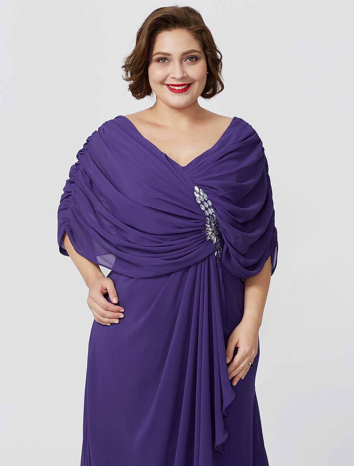 Vestido de madre de la novia con corte tubo/columna, formal, clásico y atemporal, elegante y lujoso, talla grande, oculta el vientre, escote en V, cola larga/cepillo, largo hasta el suelo, gasa, manga corta, sin entrecruzar.