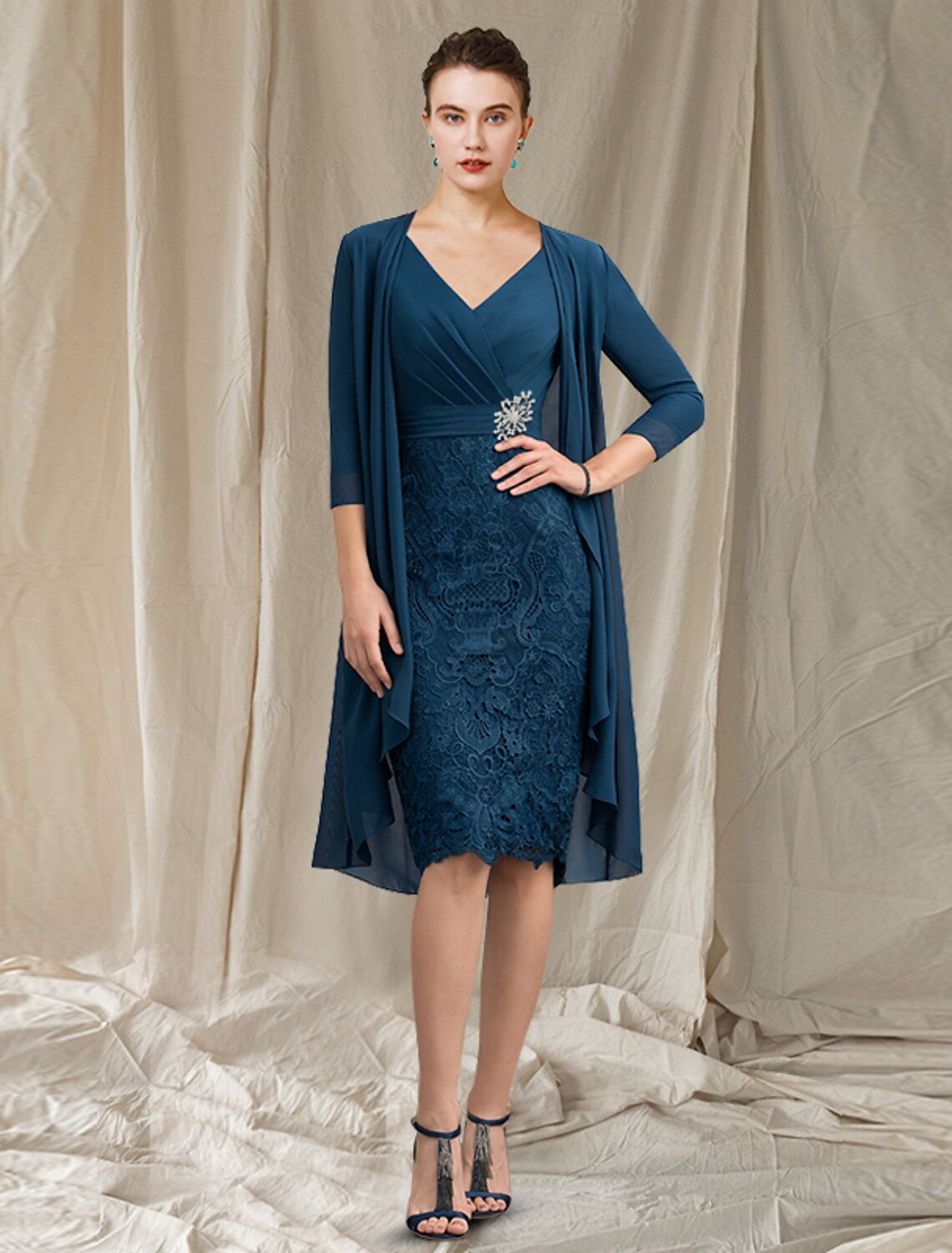 Vestido de dos piezas para madre de la novia, elegante, estilo iglesia, escote en V, largo hasta la rodilla, de gasa, con encaje, media manga, chaqueta y apliques con broche de cristal.