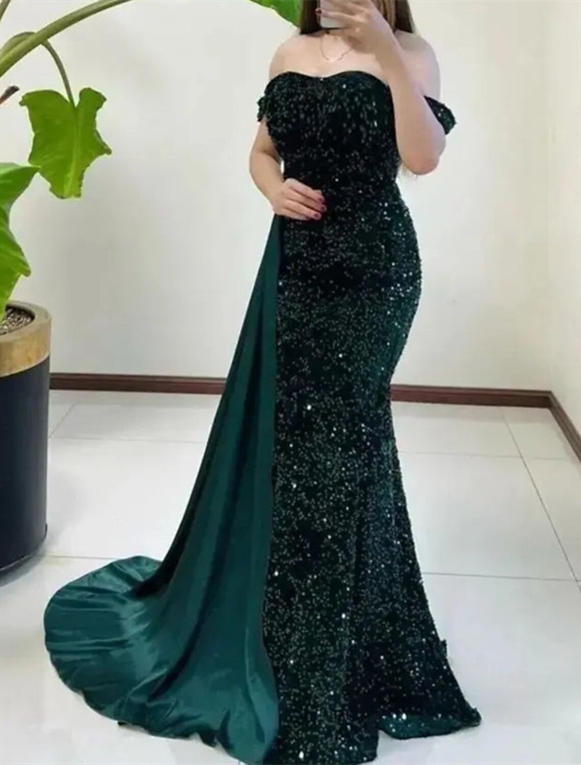 Vestido de noche de sirena/trompeta con brillo y destellos, vestido de corte navideño, sin mangas, hombros descubiertos, con lentejuelas y abertura con lentejuelas