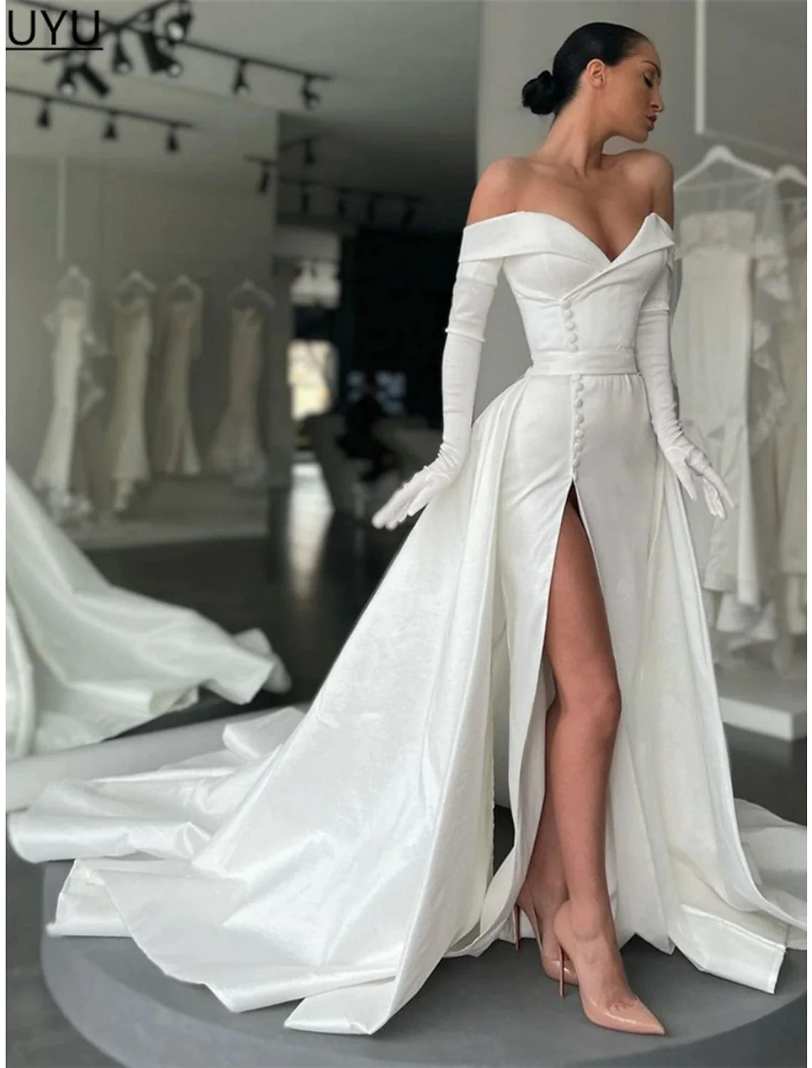 Abito da sera a trapezio, elegante, formale, con strascico, manica lunga, spalle scoperte, in raso, con bottoni, pieghe e spacco.