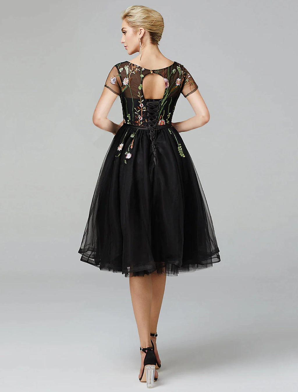 Vestido de fiesta de corte A, elegante vestido de noche formal de compromiso con flores, cuello ilusión, manga corta, largo hasta la rodilla, encaje con pliegues y apliques.