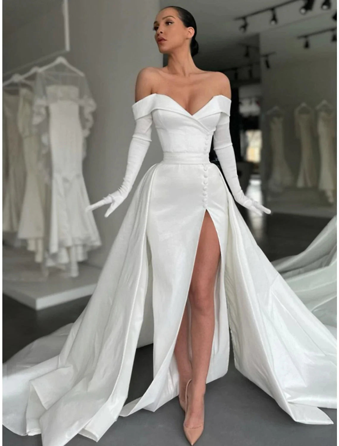 Abito da sera a trapezio, elegante, formale, con strascico, manica lunga, spalle scoperte, in raso, con bottoni, pieghe e spacco.