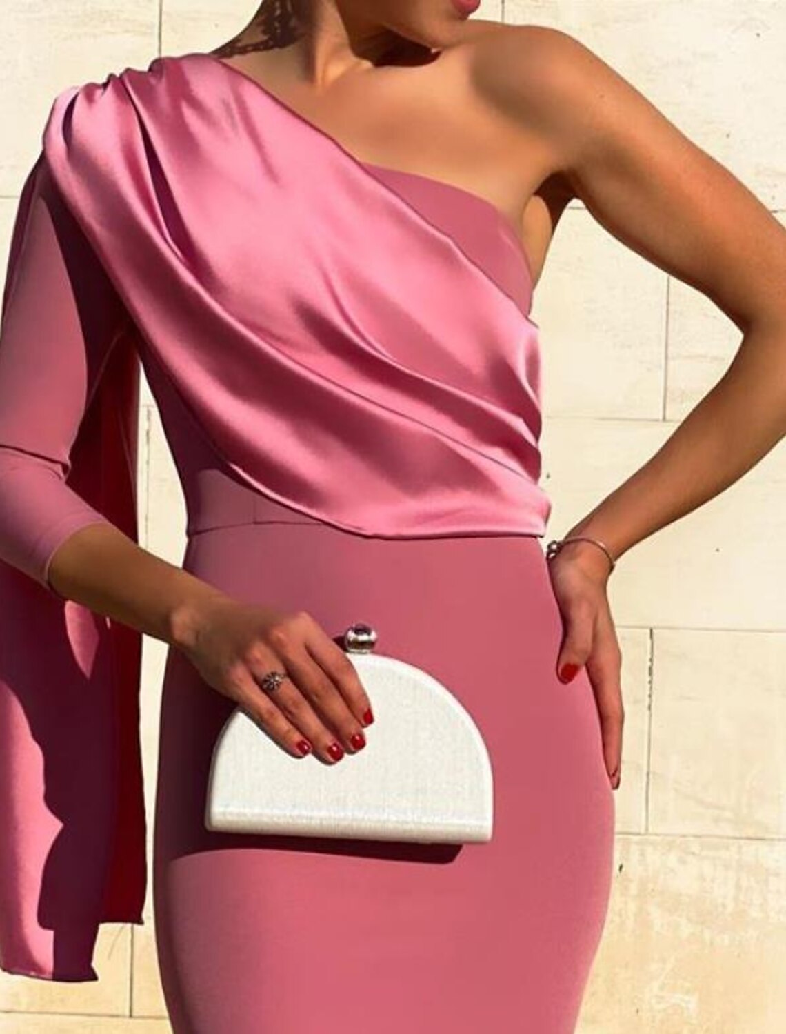 Vestido de cóctel con corte tubo/columna, estilo vintage, para invitada de boda de otoño, largo hasta la rodilla, manga 3/4, un hombro, tejido drapeado.